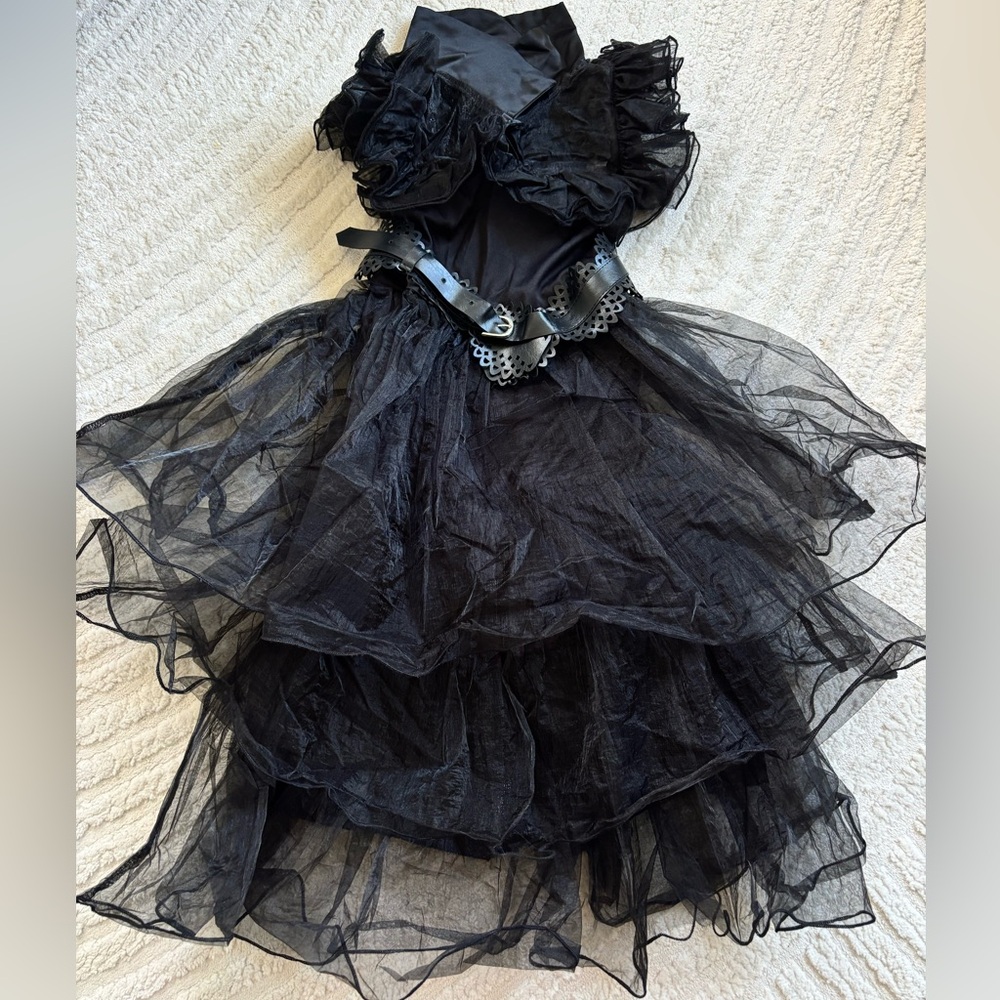 Custome Wednesday Addams Girl, Good condition, Size L, Black with belt.